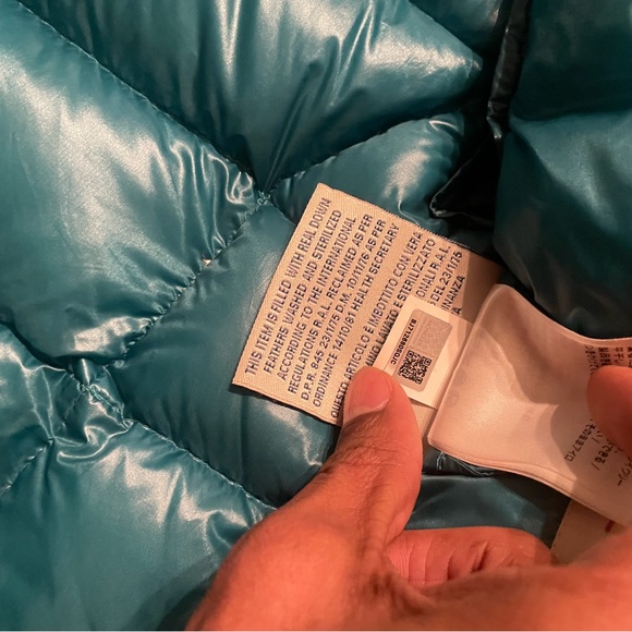 Moncler coat turquoise has a small hole can be fixed - Picture 4 of 7